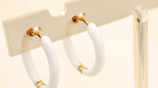 TENDANCES BIJOUX 2024 : L'ACIER INOXYDABLE EN VEDETTE